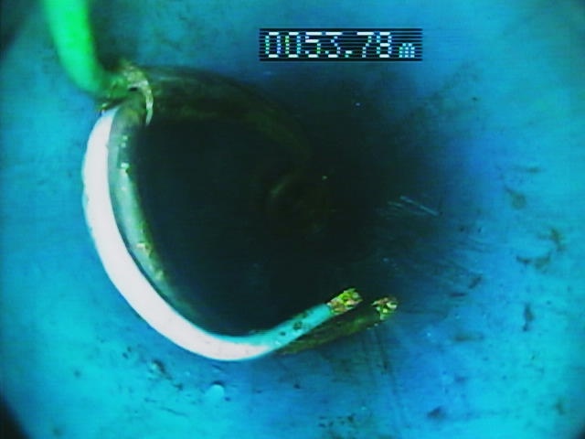 Pescaria de bomba em Cordeirópolis-SP: a filmagem localiza o cabo da bomba caída aos 53,8 m e mostra a posição exata de cada peça — a informação que guia o resgate com segurança, sem agravar o problema.