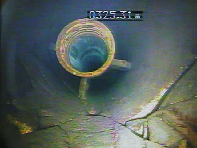 Poço tubular profundo de 531 m em Jaú-SP: aos 325,84 m, no trecho aberto em basalto, a câmera registra o início da coluna de 6 pol. com rosca esquerda.